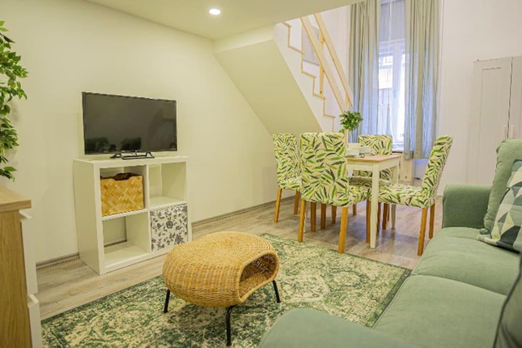 Cosy Flat In Akacfa Str., Aya Apartman Budapest Kültér fotó
